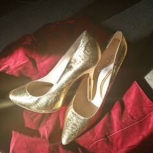 Michael Kors gold alligator pattern 5" pumps
